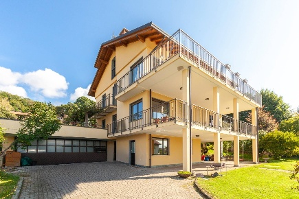 Foto Villa singola in via prada, Comerio di 461 m² con 8 locali in vendita