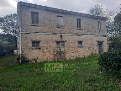 Foto Rustico in via Abbadia, Monterubbiano Centro di 140 m² con 6 locali