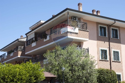 Foto Appartamento in via Pomarolo, Roma Infernetto di 105 m² con 4 locali