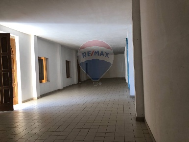 Foto Locale commerciale a Benevento Stazione Centrale di 125 m² in affitto