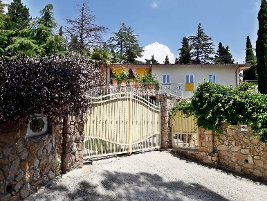 Foto Casa indipendente in Via dei Lecci, Perugia di 425 m² con 9 locali