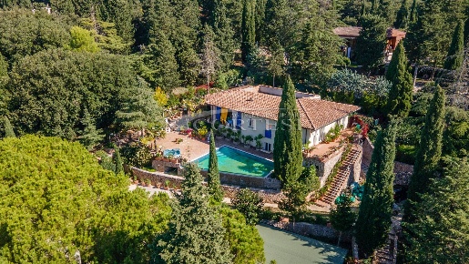 Foto Casa indipendente in Via dei Lecci, Perugia di 425 m² con 9 locali