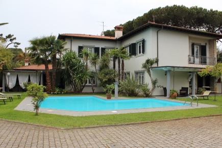 Foto Villa unifamiliare a Forte dei Marmi Vittoria Apuana di 480 m²