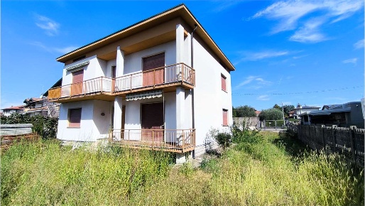 Foto Villa unifamiliare in via dante alighieri 4, Fenegrò di 350 m²