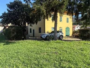 Foto Casa indipendente in via delle cartiere, Pescia di 220 m² con 9 locali