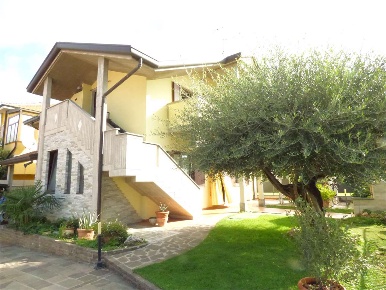 Foto Villa bifamiliare in VIA SAN MARCO  51, Cesano Maderno di 245 m²