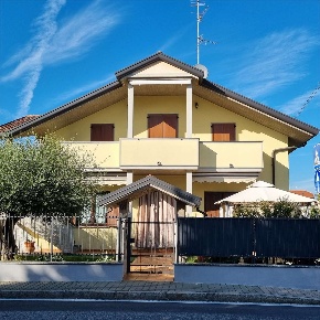 Foto Villa bifamiliare in VIA SAN MARCO  51, Cesano Maderno di 245 m²