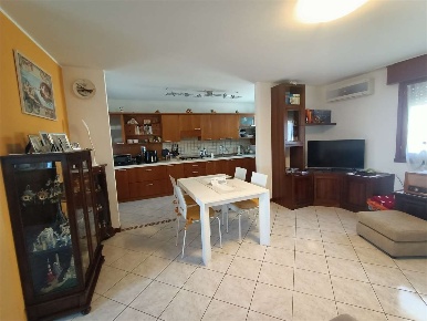 Foto Villa bifamiliare a Azzano Decimo di 400 m² con 16 locali in vendita