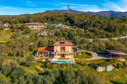 Foto Villa unifamiliare in Via Casone, Pietrasanta di 300 m² con 14 locali