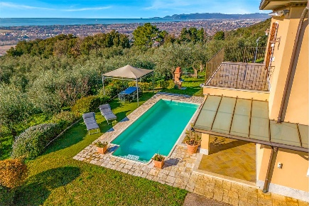 Foto Villa unifamiliare in Via Casone, Pietrasanta di 300 m² con 14 locali