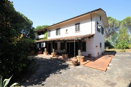 Foto Villa unifamiliare a Montecarlo di 295 m² con 9 locali in vendita