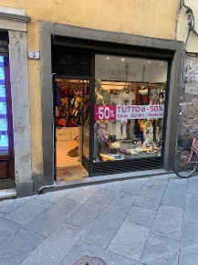 Foto Locale commerciale a Lucca Piazza Napoleone - San Michele di 18 m²