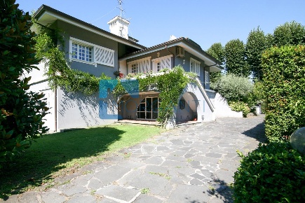 Foto Villa unifamiliare a Pietrasanta di 500 m² con 10 locali in vendita