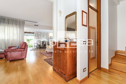 Foto Villa bifamiliare in via Callalta, Silea Centro di 172 m² con 9 locali