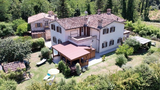 Foto Villa unifamiliare a Urbino Centro di 700 m² con 25 locali in vendita