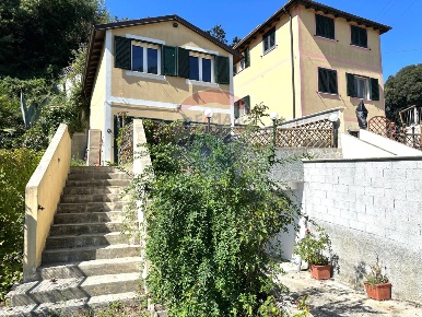 Foto Case semi ndipendenti in Via Santuario, Savona di 108 m² con 3 locali