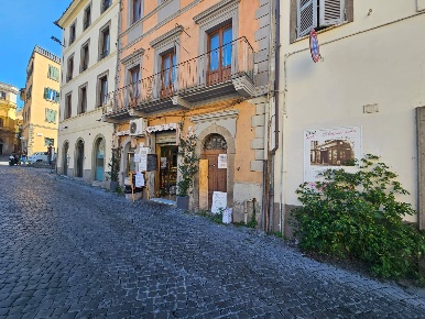 Foto Attività commerciale in Piazza Giuseppe Verdi, Viterbo di 50 m²