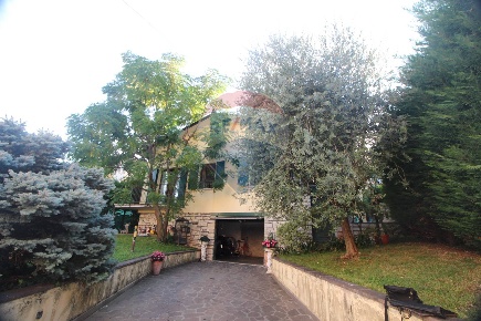 Foto Villa singola in Via Maggini, Botticino Centro di 250 m² con 5 locali