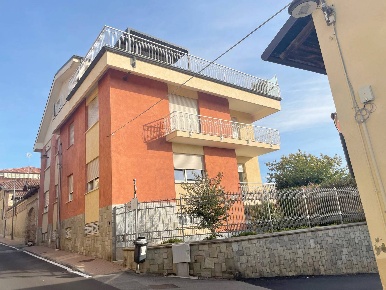 Foto Appartamento in Via Umberto I, Pecetto Torinese di 140 m² con 5 locali