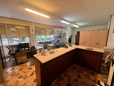 Foto Ufficio in Contrada Della Rosa, Ferrara Centro Storico di 150 m²