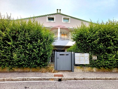 Foto Appartamento in via Meucci, Torre Boldone Centro di 75 m² con 3 locali