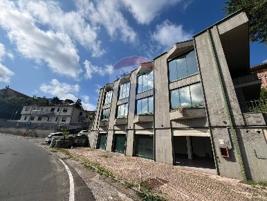 Foto Locale commerciale in Via Madonna di Loreto, Soriano nel Cimino Centro