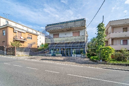 Foto Locale commerciale in Via Casati, Casatenovo Centro di 290 m²