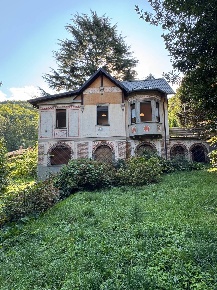 Foto Villa singola in via Gayum, Canzo di 201 m² con 9 locali in vendita