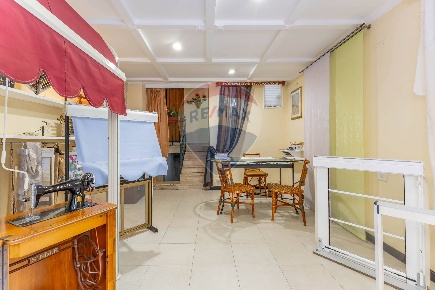 Foto Locale commerciale in Via abbrescia, Bari Umbertina - Madonnella