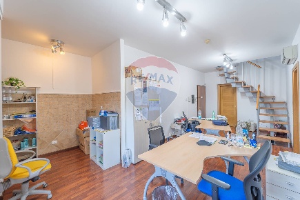 Foto Ufficio in Via Biagio Petrocelli, Roma Romanina di 77 m² in vendita