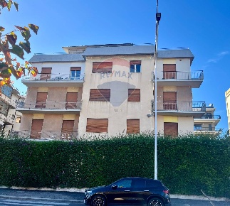 Foto Appartamento in Via Battista Grassi, Catania di 250 m² con 9 locali