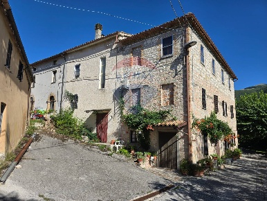 Foto Case semi ndipendenti in Pontebovesecco, Genga di 174 m² con 6 locali