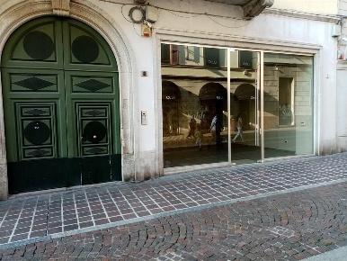 Foto Negozio in VIA VITTORIO EMANUELE II, Monza Centro Storico di 40 m²