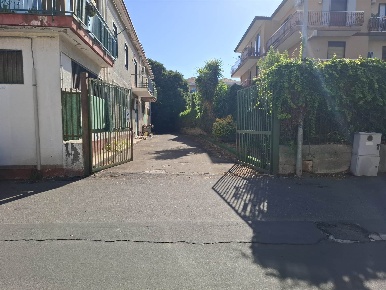 Foto Garage in Via Alessandro Volta 35, Valverde di 65 m² con 1 locali