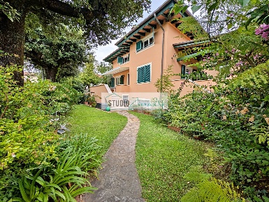 Foto Villa a schiera in Via Candia, Pietrasanta di 160 m² con 8 locali
