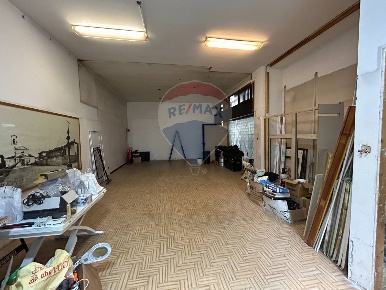 Foto Negozio in LARGO ENRICO TOTI, Burago di Molgora di 68 m² con 1 locali
