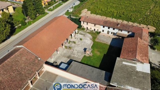 Foto Rustico a Berlingo Centro di 156 m² con 4 locali in vendita