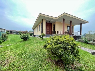 Foto Villa unifamiliare in Via Roma, Casale Litta Centro di 200 m²