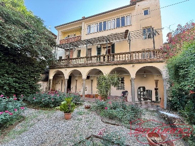 Foto Appartamento a Lucca Piazza Napoleone - San Michele di 290 m²