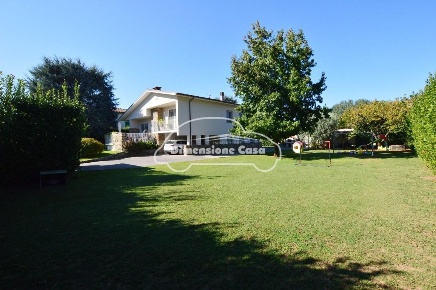 Foto Villa unifamiliare a Capannori Marlia di 210 m² con 9 locali