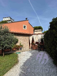 Foto Villa bifamiliare a Camaiore Lido di Camaiore di 150 m² con 8 locali