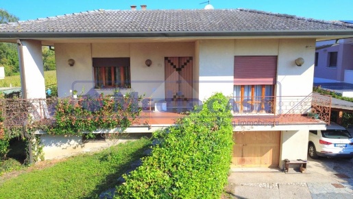 Foto Villa unifamiliare in via passetto, Rovigo Rovigo Est di 226 m²