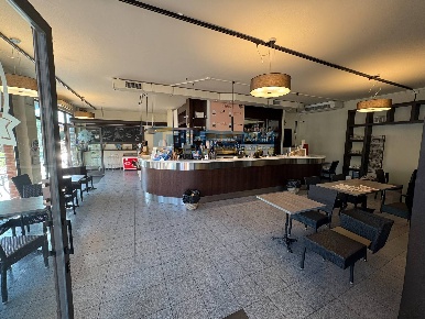 Foto Negozio in Via Matteucci, Pisa Le Piagge di 150 m² con 2 locali