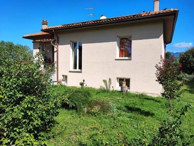 Foto Casa indipendente a Vicchio Centro di 185 m² con 10 locali in vendita