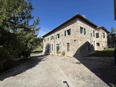 Foto Case semi ndipendenti a San Severino Marche di 383 m² con 5 locali