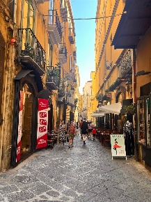 Foto Negozio in Via Mercanti  120, Salerno Centro Storico - Teatro Verdi