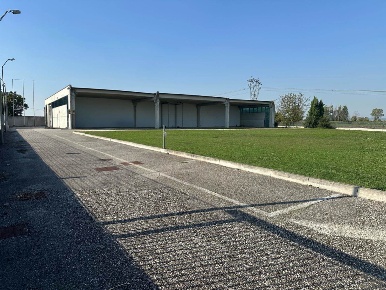 Foto Locale commerciale a Castel Goffredo Centro di 1250 m² con 7 locali