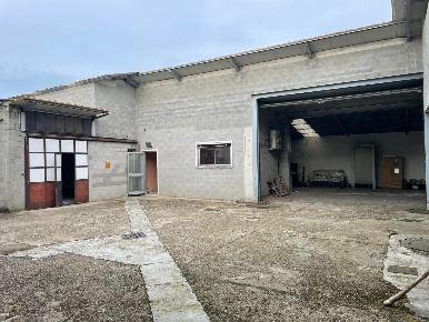 Foto Capannone industriale a Mortara Centro di 860 m² con 4 locali