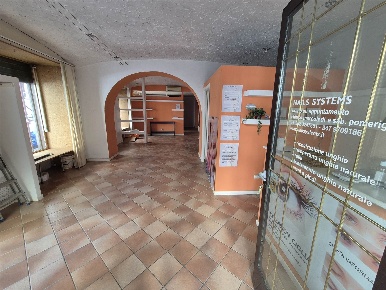 Foto Negozio in Via Ginnastica  15, Trieste di 93 m² con 1 locali