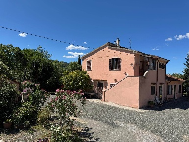 Foto Rustico a Riparbella Ponteginori di 220 m² con 7 locali in vendita